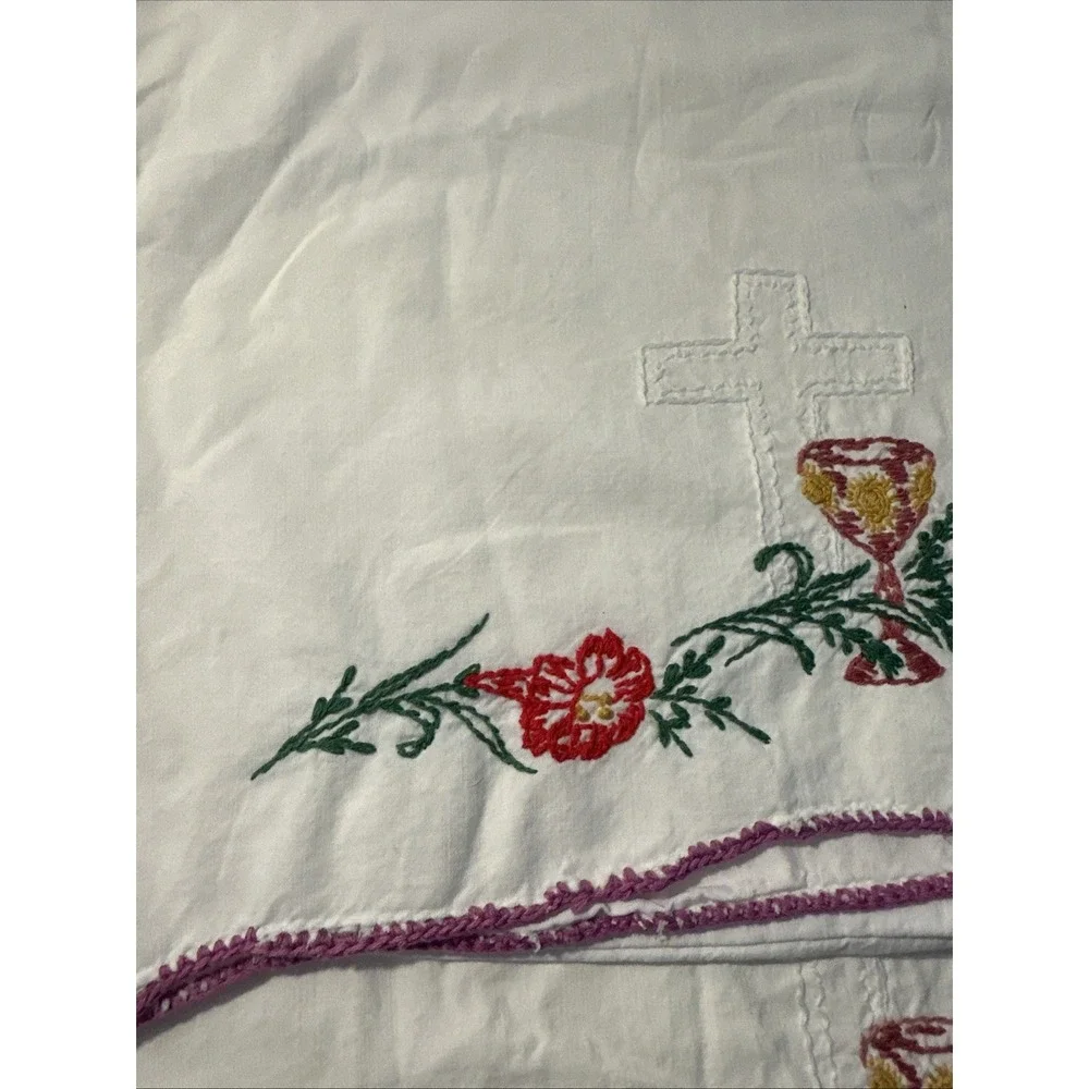Set Of 2 Vtg Hand Embroidered White Standard Sized Pillow Cases‎